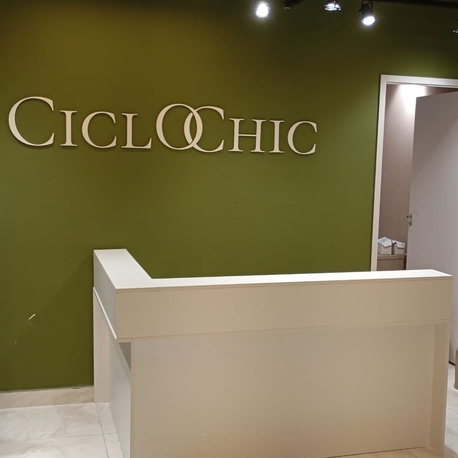 Balcão de recepção em formato L, feito sob medida para clínicas médicas ou salões de beleza, instalado por especialistas do Marido Ideal/Kairós Prime.