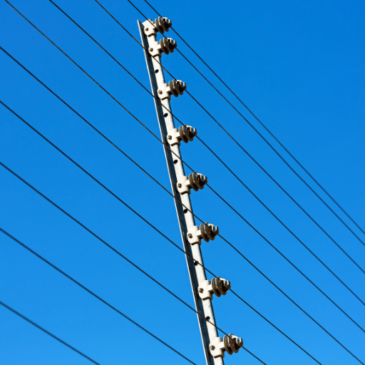 Técnico Marido Ideal instalando cerca elétrica para proteção perimetral e segurança residencial.