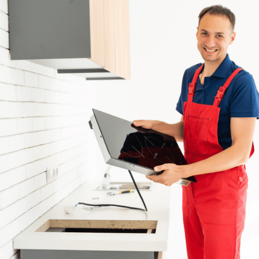 Técnico do Marido Ideal instalando cooktop em bancada, verificando conexões de gás e vedação.