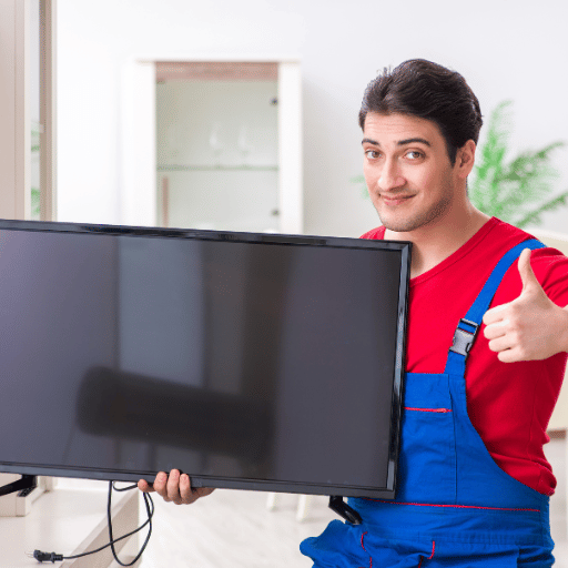 Técnico Marido Ideal instalando e nivelando suporte de TV em parede de sala.