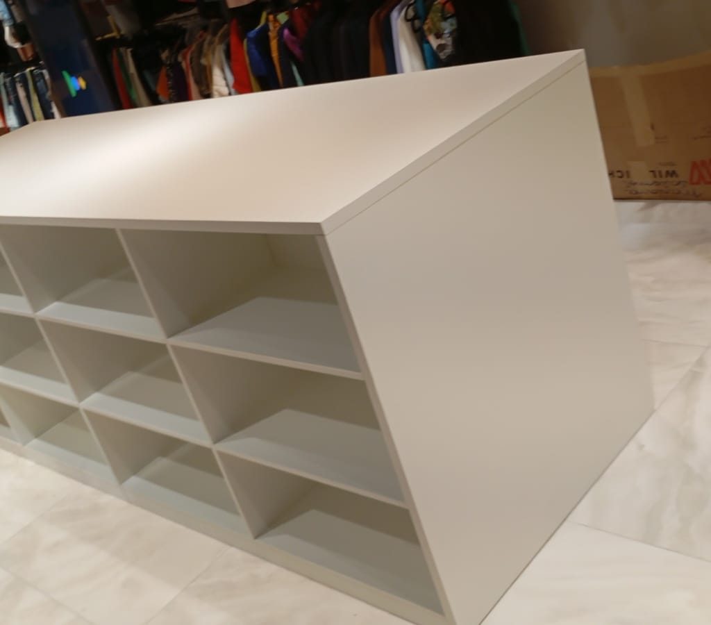 Balcão de recepção em formato L, feito sob medida para clínicas médicas ou salões de beleza, instalado por especialistas do Marido Ideal/Kairós Prime.