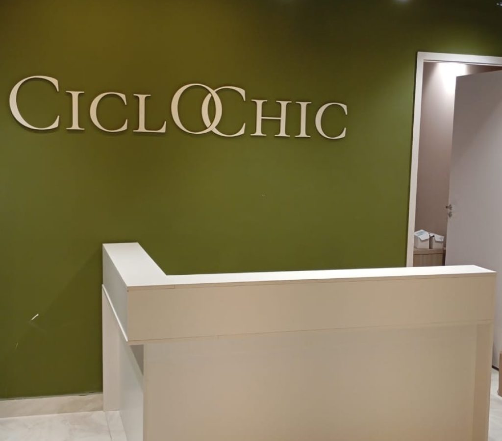 Balcão de recepção em formato L, feito sob medida para clínicas médicas ou salões de beleza, instalado por especialistas do Marido Ideal/Kairós Prime.